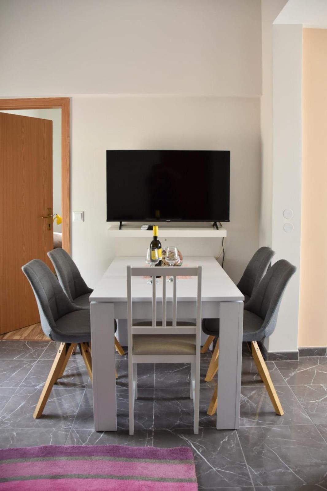 Apartment Yelena Rose West *
